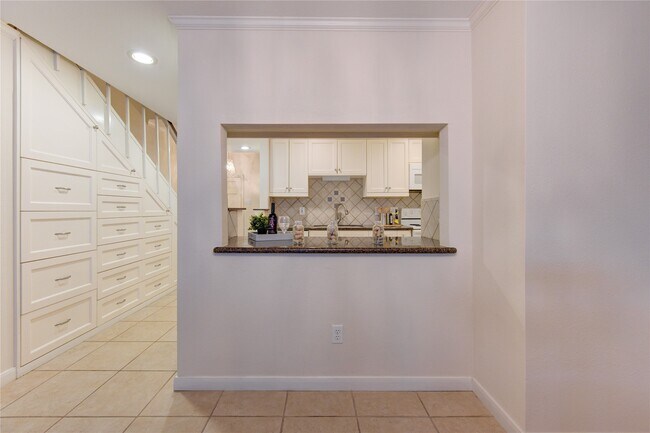 Building Photo - 2232 S Piney Point Rd