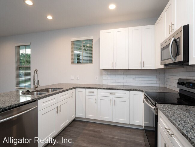 Building Photo - 4 br, 4 bath House - 608 SW 5th Terrace