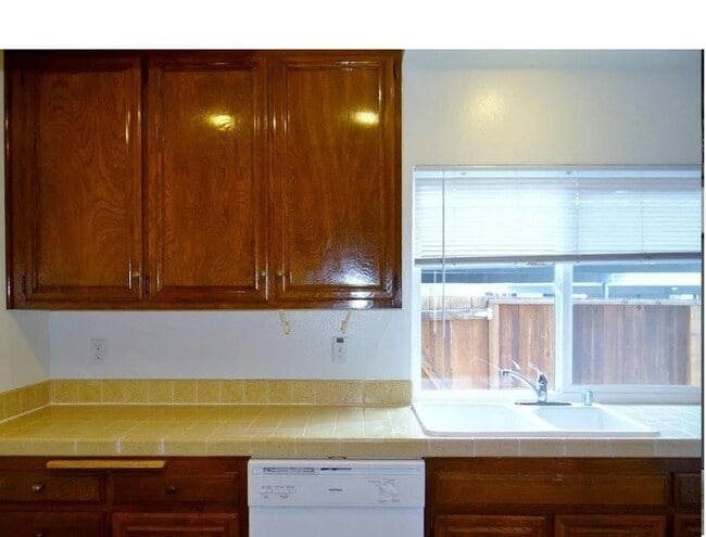 Building Photo - 3 BR Townhouse Located on UCSD Bus Line w/...