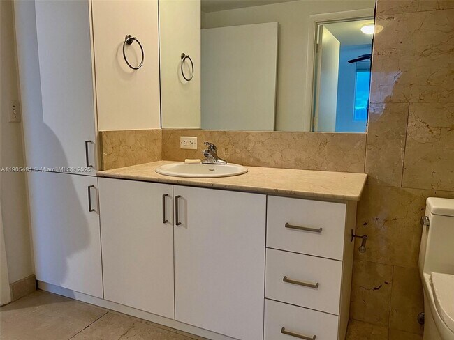 Building Photo - 1401 SW 22nd St