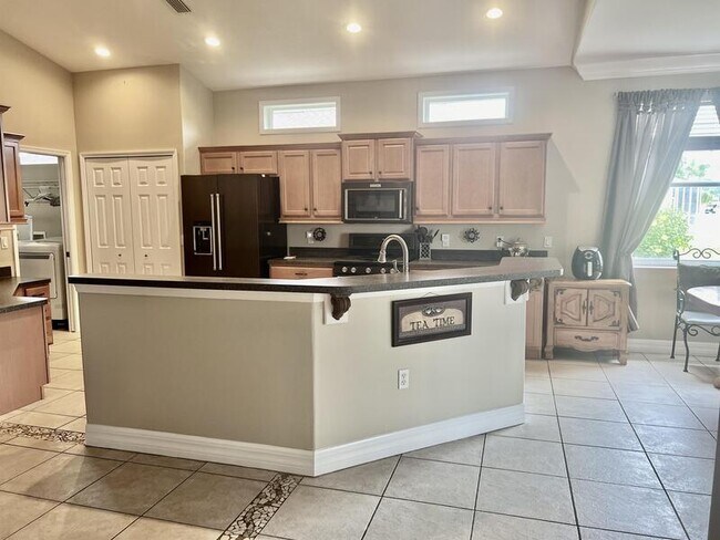 Building Photo - 6614 64th Terrace E