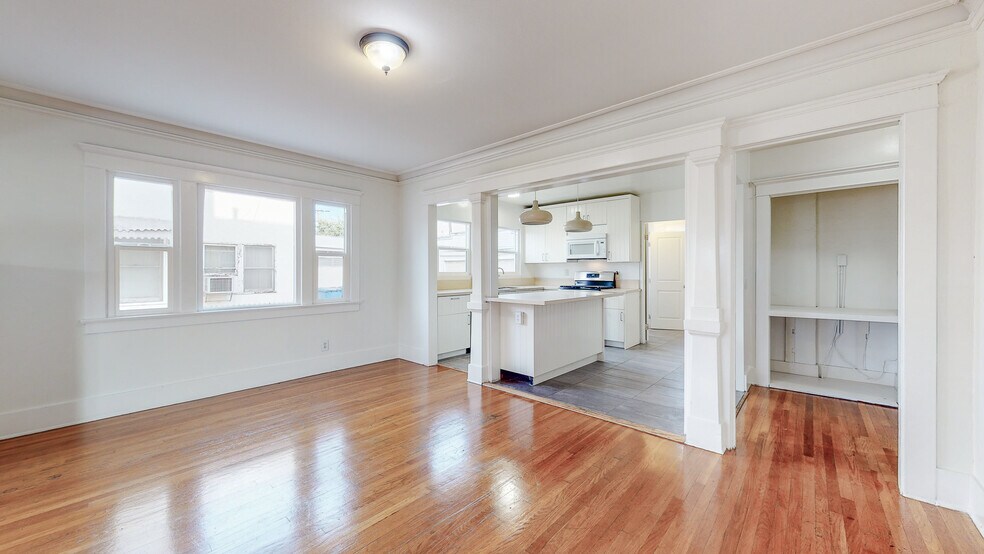 Building Photo - 1436 S Norton Ave