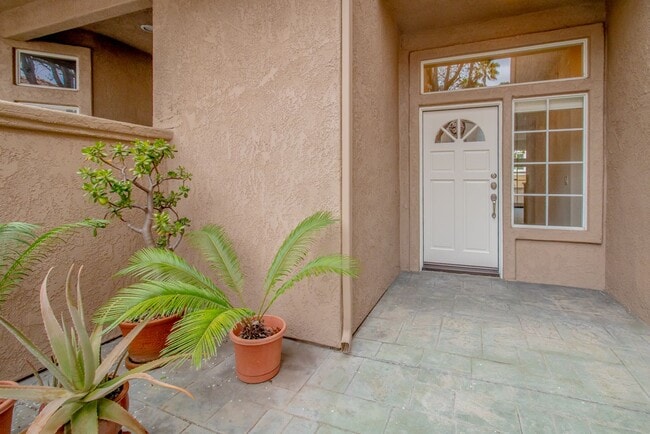 Building Photo - Beautiful 2 Bed, 2.5 Bath Two-Story Townhome in Belsera