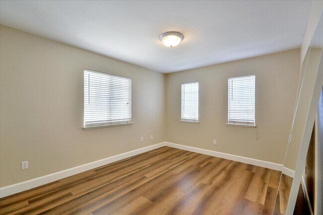 Building Photo - OPEN & SPACIOUS, 4 BEDROOM, 3 BATH 2 STORY...