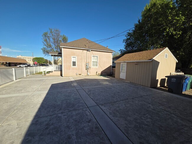 Building Photo - Beautiful 2 bedroom home with large detatched garage