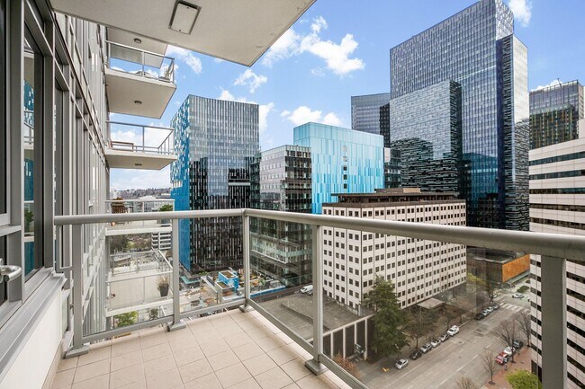 Building Photo - Stellar Denny Triangle Luxury Condo