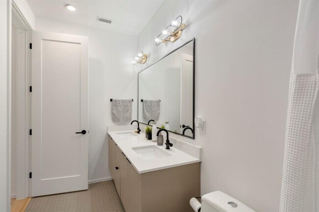 Building Photo - 2802 Oak Crest Ave