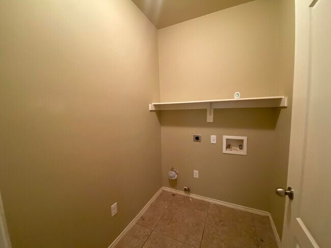 Building Photo - 413 Windmill Palm Dr