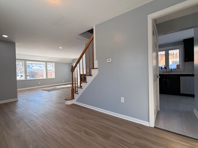 Building Photo - (2) bedroom Single Family Home with Open Layout, Close to Beaches and Lake!