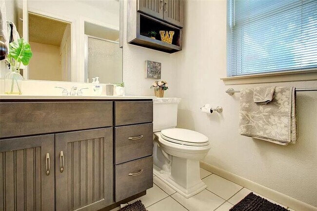 Building Photo - 2311 Vassar Ct