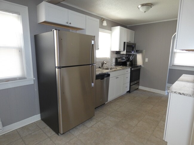 Building Photo - 814 E 23rd Ave