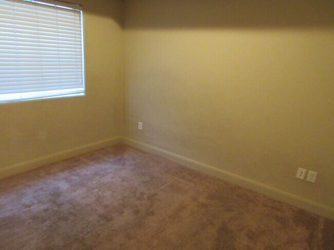 Building Photo - 7 bedroom, 3 bathroom twin home