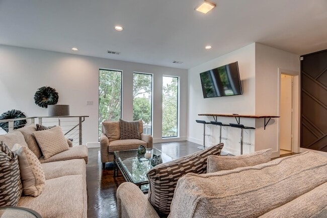 Building Photo - 5017 Milam St