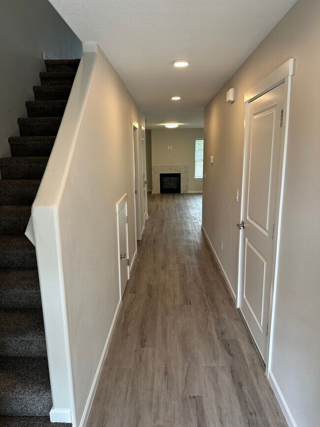 Building Photo - Brand New 3 Bed / 3 Bath Duplex! First Mon...