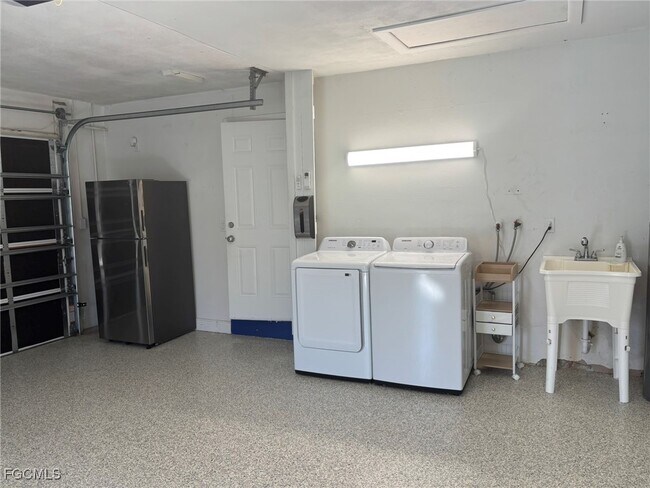 Building Photo - 5917 SW 1st Ct