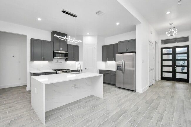 Building Photo - 517 Lovers Ln