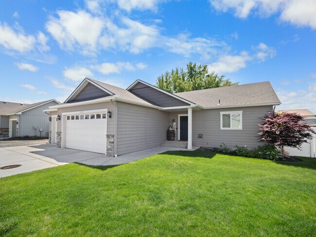 Building Photo - Beautiful home 5MILE/Big Yard & Garage (Furnished)