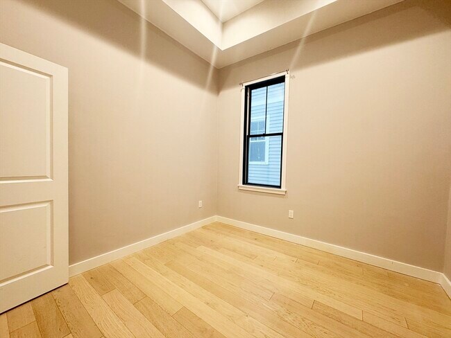 Building Photo - 360 Meridian St