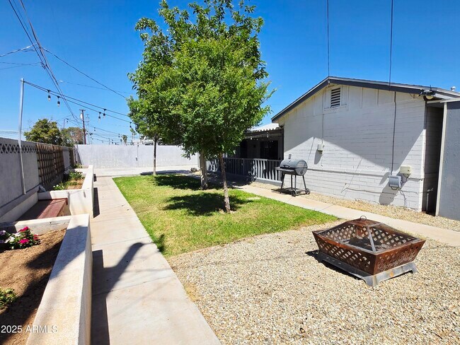 Building Photo - 3039 W Bloomfield Rd