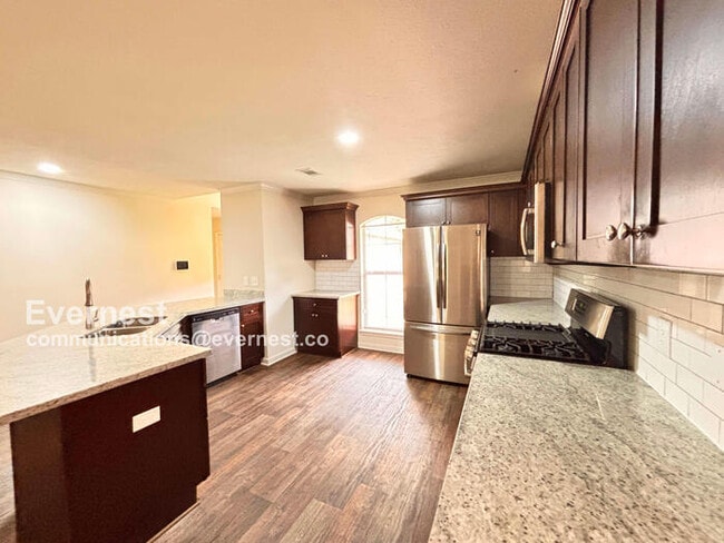 Building Photo - Beautiful 3-Bedroom Home with Modern Ameni...
