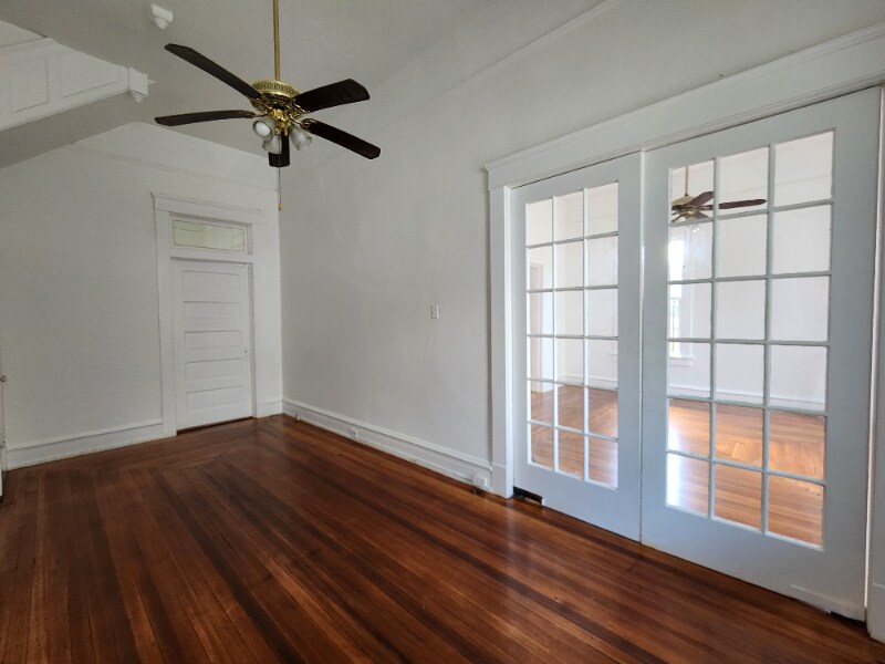 Building Photo - 106 S Bayou St