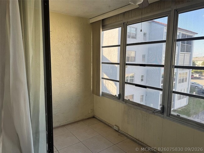 Building Photo - 2860 Somerset Dr