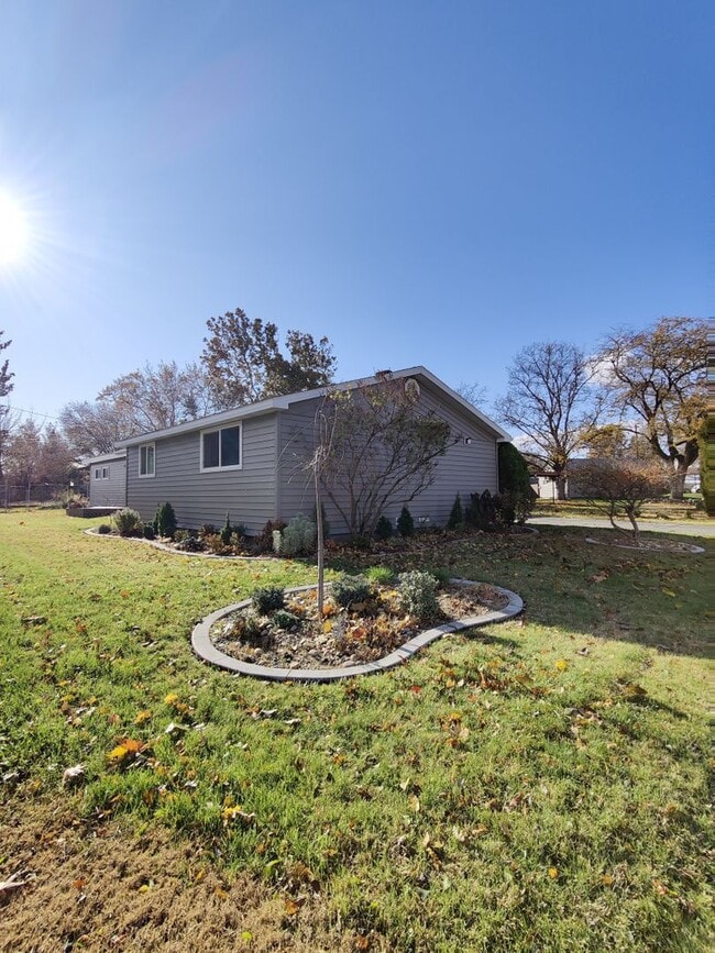 Building Photo - Your Next Home in the Heart of Richland — ...