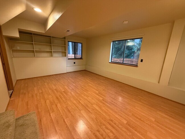 Building Photo - 3 BED 2.5 BATH WITH DAYLIGHT BASEMENT & BONUS ROOM - SPACIOUS CORNER LOT