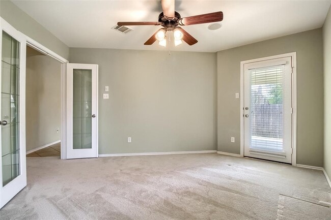 Building Photo - 18720 Royal Pointe Dr