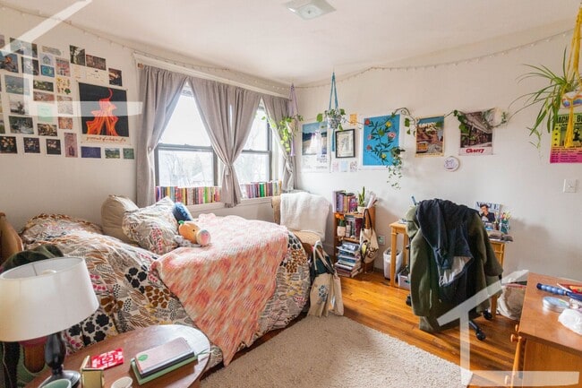 Building Photo - Don't miss this deal! 4-bed, 2-bath in Brighton