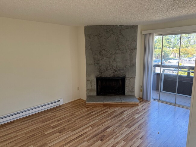 Building Photo - Updated 1 Bedroom 1 Bath Upper Unit Condo in Lynnwood $1600 month.