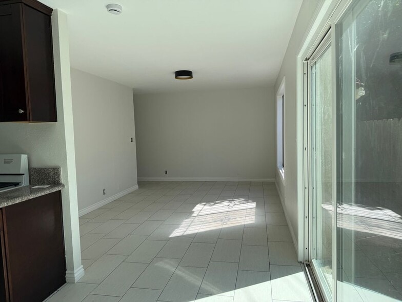 Building Photo - 2052 Lewis Ave