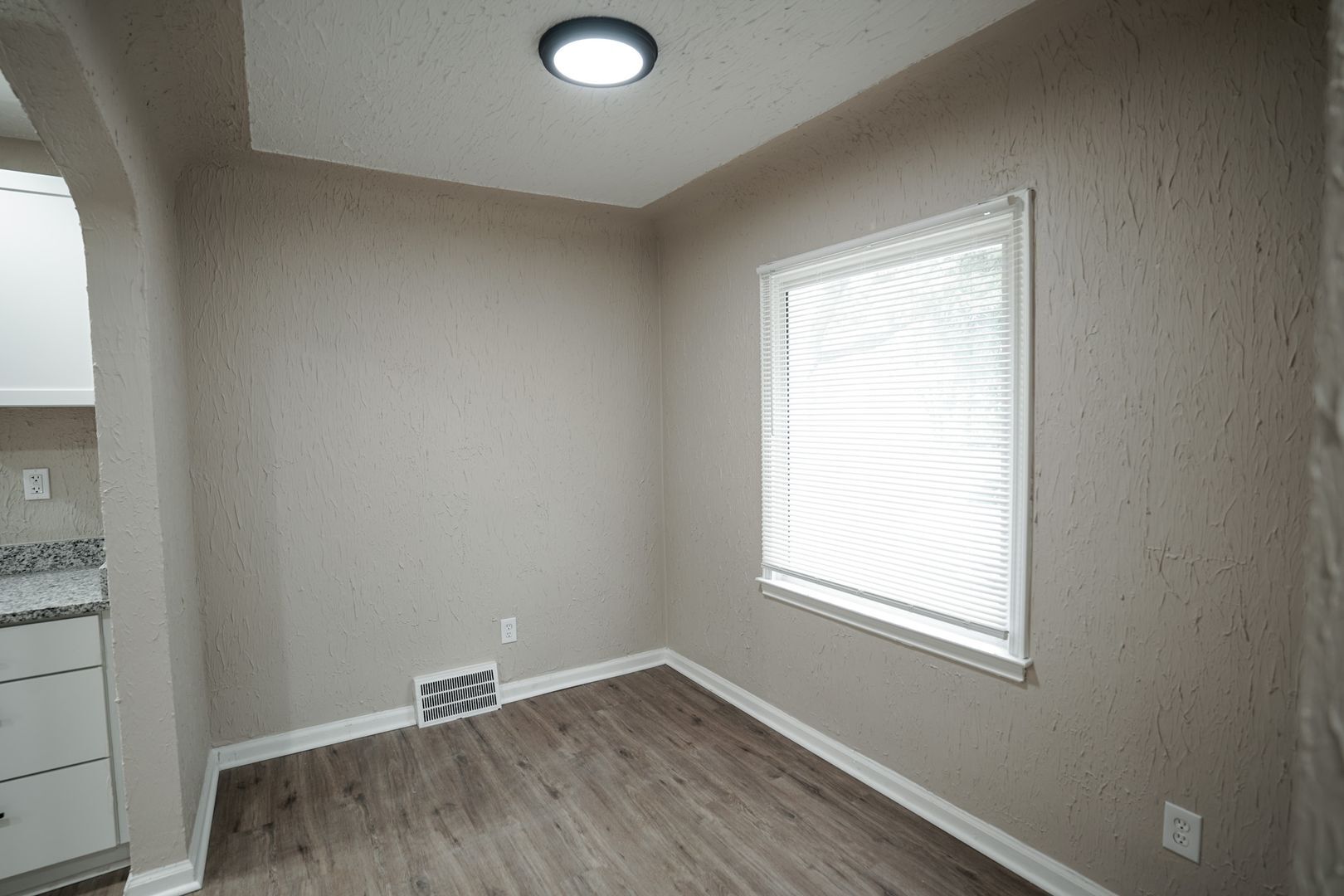 Building Photo - This beautifully updated 2-bedroom, 1-bath...