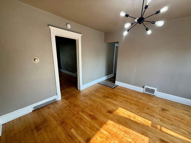 Building Photo - 709 Henrietta St