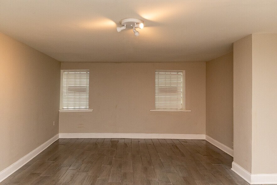 Building Photo - 1052 N Oakley Blvd