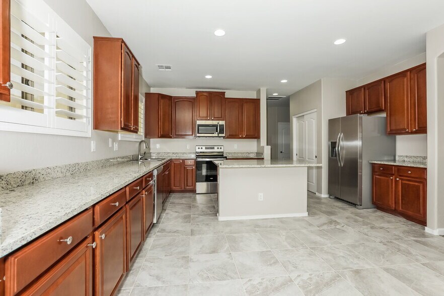 Building Photo - 892 W 22nd Ave