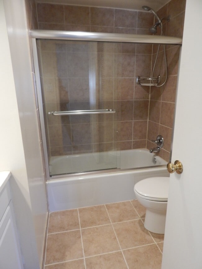 Building Photo - Fabulous TH with Garage! Great Location!
