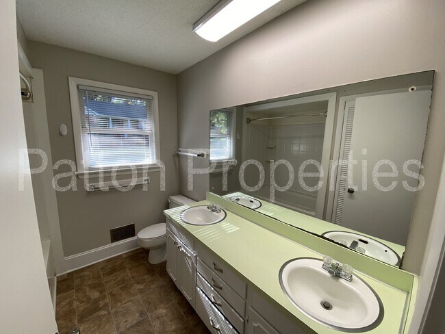 Building Photo - West Columbia Home