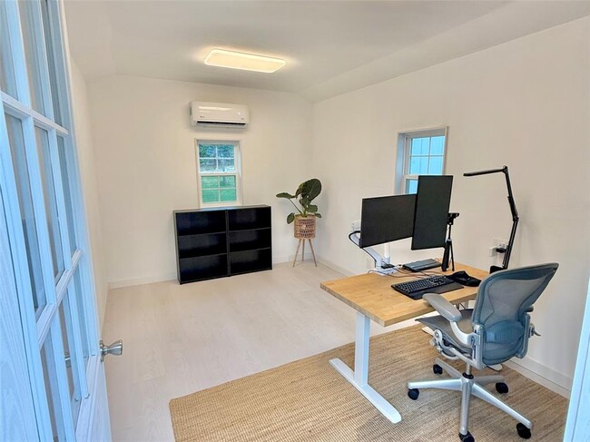 Building Photo - 10412 Parkwood Dr