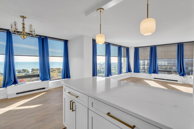 Building Photo - 5445 N Sheridan Rd