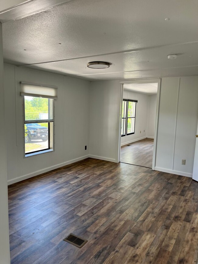 Building Photo - Remodeled 3 Bed 2 Bath in Weaverville!