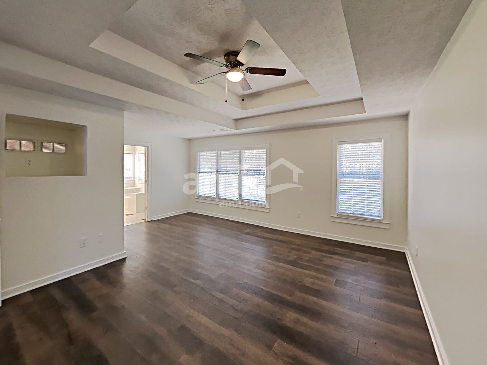 Building Photo - 3075 Kings Dr