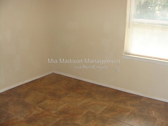 Building Photo - 1 Oak Forest Ln