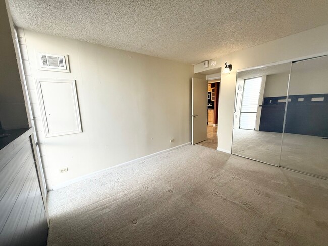 Building Photo - AVAILALE NOW- SPACIOUS 1 BED/ 1 BA CONDO IN HARBOUR RIDGE!