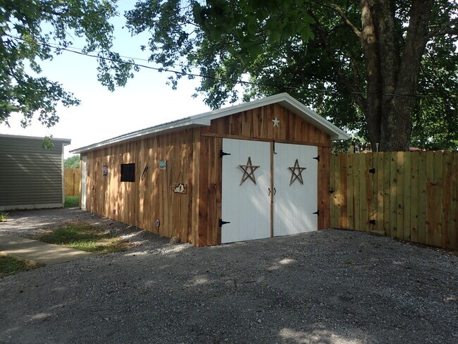 Building Photo - 230 Happy Hollow Ln