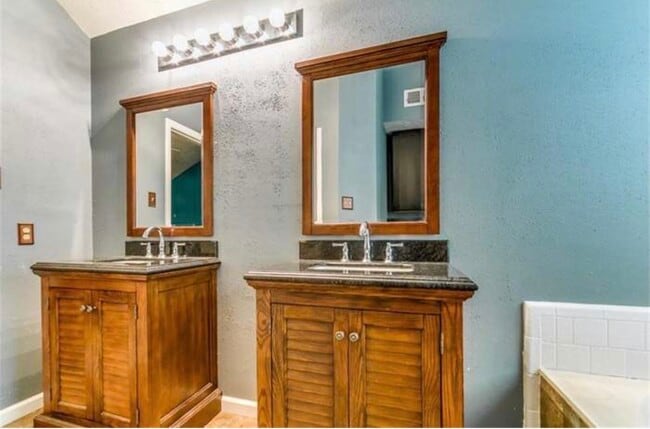 Building Photo - 2025 Sandy Knoll Dr