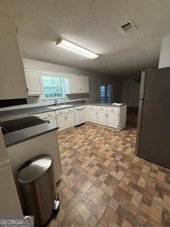 Building Photo - 303 Foxwood Dr