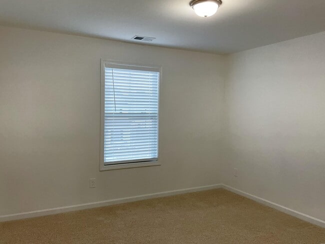 Building Photo - 502 Geranium St