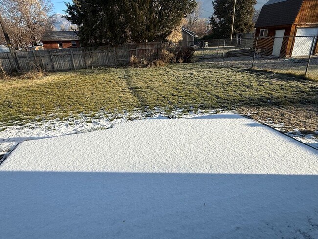 Building Photo - Beautifully remodeled apartment