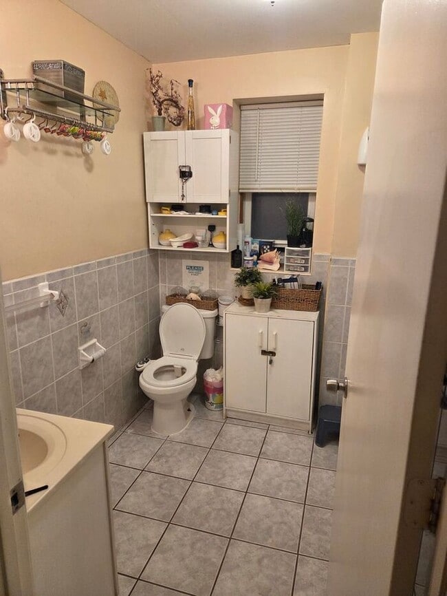 Building Photo - 5BR/1.5BA Row Home with Backyard and Laund...